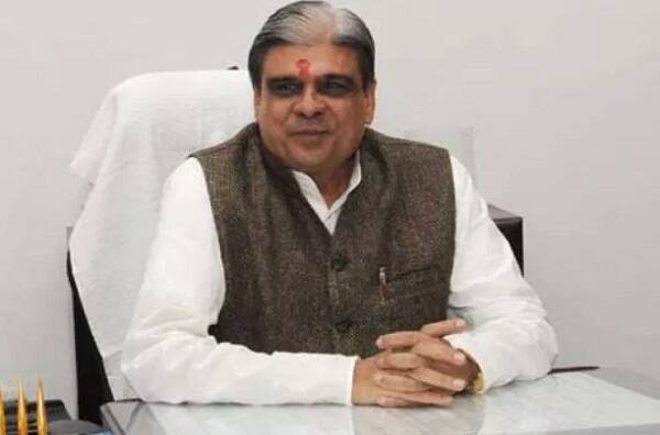 અમદાવાદ: પાટીદાર અનામત આંદોલન સમિતિના કન્વીનર હાર્દિક પટેલ છેલ્લા 16 દિવસથી આમરણાંત ઉપવાસ ઉપર બેઠો છે. ખેડૂતોના દેવા માફી, પાટીદાર સમાજને લાભ અને અલ્પેશ કથીરિયાને જેલ મૂક્ત કરવાની માંગણીઓ સાથે હાર્દિક પટેલે ગત 25 ઓગસ્ટે આમરણાંત ઉપવાસ શરૂ કર્યા છે. ત્યારે ભાજપના કેન્દ્રીય મંત્રી હરી ચૌધરીએ અનામત મુદ્દે મોટું નિવેદન આપ્યું હતું. ખાનગી કાર્યક્રમમાં મંત્રી હરી ચૌધરીએ દરેક સમાજને અનામતનો લાભ મળવો જોઈએ.