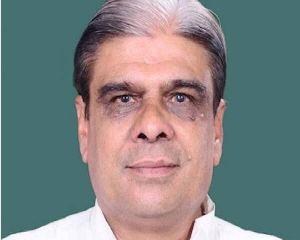 ઉલ્લેખનીય છે કે, પાટીદાર અનામત આંદોલન સમિતિ (પાસ) અને સમાજના આગેવાનો વચ્ચે 10 મુદ્દા પર ચર્ચા થઈ છે. આ ચર્ચા દરમિયાન પાસ તરફથી મનોજ પનારા, ધાર્મિક માલવીયા અને બ્રિજેશ પટેલ હાજર રહ્યા હતા. જ્યારે પાટીદાર સમાજની સંસ્થા તરફથી સી.કે.પટેલ, દિનેશ કુંભાણી અને પ્રહલાદ પટેલ સહિતના આગેવાનો હાજર રહ્યા હતા. બીજી તરફ હાર્દિક ઝડપથી પોતાના ઉપવાસ છોડી દે તે માટેની કવાયત તેજ કરવામાં આવી છે.