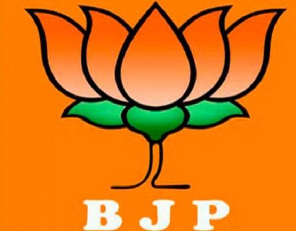 ખાનગી કાર્યક્રમમાં હાજરી આપવા માટે આવેલા ભાજપના મંત્રી હરી ચૌધરીએ જણાવ્યું હતું કે, દરેક સમાજને અનામતનો લાભ મળવો જોઈએ. 20થી 25 ટકા લોકોએ જ અનામતનો લાભ લીધો છે. જે લોકો એકવાર અનામતનો લાભ લે ત્યાર બાદ અન્ય સમાજને પણ અનામતનો લાભ મળવો જોઈએ. જ્યારે મારા પુત્ર પણ શેના માટે અનામત માંગે તેવું હરિભાઈ ચૌધરીએ જણાવ્યું હતું.