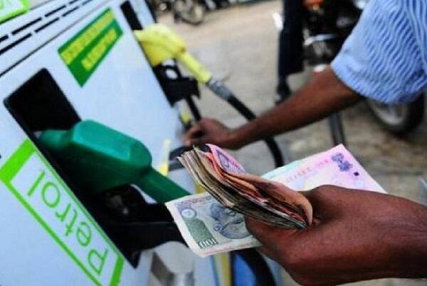 કેન્દ્ર સરકાર દ્વારા હાલ પેટ્રોલ પર રૂપિયા 19.48 અને ડીઝલ પર રૂપિયા 15.33 એક્સાઇઝ ડ્યૂટી વસૂલવામાં આવી રહી છે. 