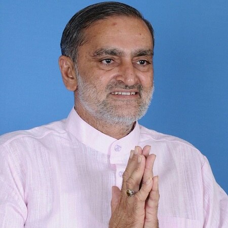 પહેલા માળના એક મકાનનો દરવાજો ખોલતા જ સામે નલિન કોટડિયા યોગ કરી રહ્યાં હતા. ટીમે તેમને પોલીસની ઓળખ આપતા નલિનભાઈએ કહ્યું, આવી ગયાં? અહીંયાનું સરનામું કોણે આપ્યું? જોકે, નલિન કોટડિયા હવે એક ભાગેડું આરોપી હોઈ પોલીસને તેમના સવાલનો જવાબ આપ્યા વગર જ તેમને ગાડીમાં બેસાડી મોડી સાંજે અમદાવાદ ક્રાઈમ બ્રાંચ લાવવામાં આવ્યા હતા.