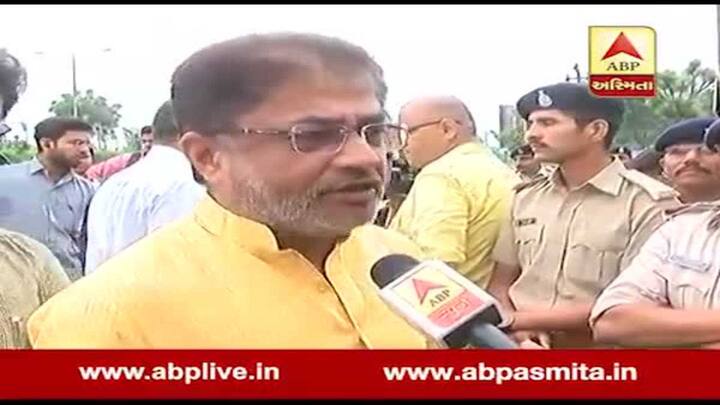 તેમણે ઉમેર્યું કે, યાત્રા ઉંઝા પહોંચી ત્યાં સુધીમાં 25 હજારથી વધારે લોકો જોડાયા હતા. સરકારને એક સંદેશ આપવા માટે આ યાત્રા કાઢવામાં આવી છે. હજુ પણ સમય છે, સરકાર હાર્દિક સાથે વાતચીત અથવા મંત્રણા કરે. આ સરકાર વિનાશ તરફ આગળ વધી રહી છે. આમ પણ વિનાશકાળે વિપરિત બુદ્ધિ હોય છે.