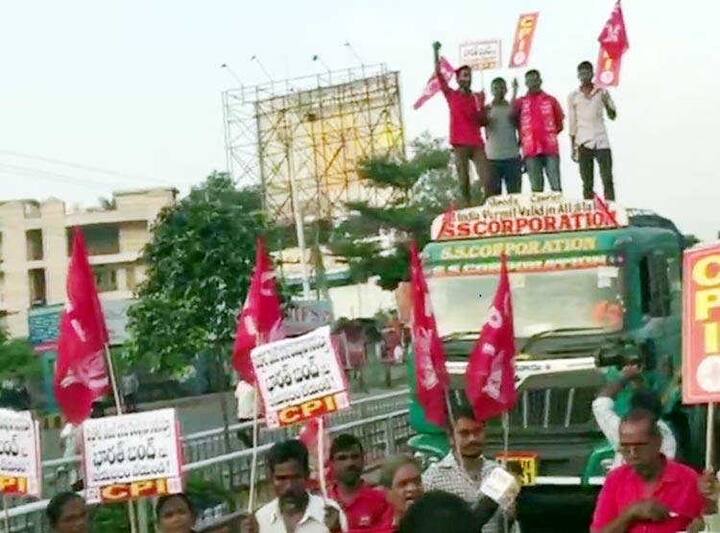 સાઉથ ઇન્ડિયાના તેલંગાણામાં પણ કોંગ્રેસના કાર્યકર્તાઓ રસ્તાંઓ પર ઉતર્યા, યદાદરી ભુવનાગિરી, ભૌગિર, મુર્શિદાબાદમં બસોને રોકીને જબરદસ્ત પ્રદર્શન કરાયું.