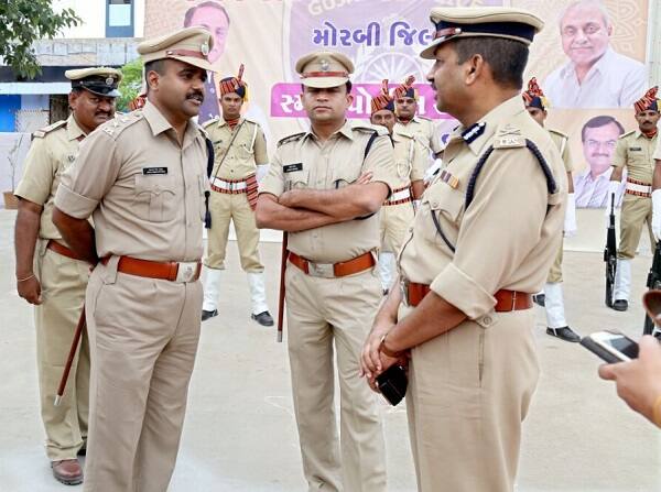 અમદાવાદ: બે દિવસની સારવાર લઈને પાસ કન્વીનર હાર્દિક પટેલ રવિવારે ફરીવાર ઉપવાસ છાવણીમાં પહોંચ્યો હતો. તે દરમિયાન પાટીદાર આગેવાનો પણ હાજર હતાં. આ દરમિયાન આઈપીએસ જયપાલસિંહ રાઠોડે ધમકી આપી હતી તેવું હાર્દિક પટેલનું કહેવું છે.