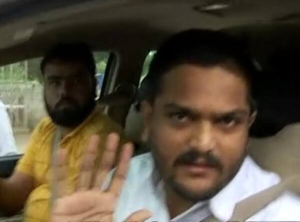 હાર્દિકે આ ઘટના અંગે મીડિયા સાથે વાતચીત કરતા જણાવ્યું હતું કે, મારા ભાઈ રવિને ગેટ પર રોકી દેવામાં આવ્યો હતો. પોલીસે તમામ દાદાગીરીની હદ વટાવી દીધી છે. ગઈ કાલે પણ મીડિયા સાથે પોલીસે અભદ્ર વર્તન કર્યું હતું. 