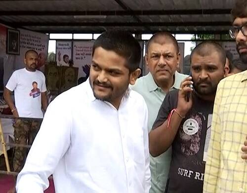 શનિવારે હાર્દિક પટેલ એસજીવીપી હોસ્પિટલમાંથી ઘરે પરત ફરી રહ્યો હતો તે દરમિયાન હાર્દિકને ડીસીપી રાઠોડે ધમકી આપી હતી. અમદાવાદના ડીસીપી જયપાલસિંહ રાઠોડે હાર્દિકને ગ્રીનવુડ રિસોર્ટમાં મારી નાખવાની ધમકી આપી હતી તેવું હાર્દિકે આક્ષેપ કર્યો છે.