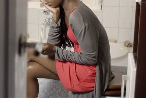 યુવતી સાથે હું બહાર ઉભી રહીને વાત કરતી હતી એ વખતે જ તેના કાકા નીકળતાં તે અમને જોઈ ગયા હતા. ડરના કારણે યુવતી દોડીને મારા ઘરના બાથરૂમમાં છુપાઇ ગઇ હતી. તેની પાછળ તેના કાકા મારા ઘરમાં આવ્યા હતા અને તેને લઇ ગયા હતા. તેના કાકાએ કંઈ નહોતું કહ્યું અને જતા રહ્યા હતા.