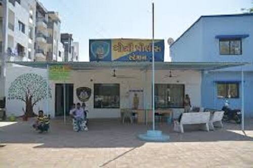 થોડી જ વારમાં મુકેશ, રાજુ, જયેશ, દિપક, પૂર્વેશ, રાહુલ અને ચિરાગ ઘરમાં ઘૂસી આવ્યા હતા અને પાઇપ, લાકડી અને પાણી ભરવાના દેગડા વડે સુભાષ પર હુમલો કર્યો હતો. આ મારામારીમાં હું વચ્ચે પડતાં મને પણ માર માર્યો હતો. ગોત્રીના પીએસઆઇ ડી જે લિંબાલાએ ગુનો નોંધી મુકેશ સોલંકી અને દિપક મકવાણાની ધરપકડ કરી છે.