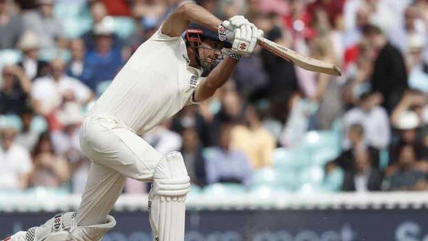 આ પહેલા 12,400 રન સાથે શ્રીલંકાનો કુમાર સંગાકારા 12,400 રન સાથે પાંચમા નંબર પર હતો, જ્યારે હવે આ રેકોર્ડ તોડીને કૂક પાંચમા નંબર પર આવી ગયો છે. કૂકે અંતિમ ઈનિંગમાં 76 રન બનાવાની સાથે જ સંગાકારાનો રેકોર્ડ તોડી નાંખ્યો હતો.