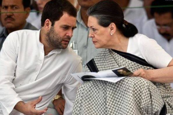 પીઠે કૉંગ્રેસ નેતા ઓસ્કર ફર્નાંડીસની અરજી પણ ફગાવી છે. તેમણે 2011-12ના પોતાના ટેક્સની ફાઈલ બીજી વખત ખોલવાને લઈને પડકાર ફેક્યો હતો. હાઈકોર્ટે ત્રણેય અરજી પર 16 ઓગસ્ટ સુધી પોતાનો ચુકાદો યથાવત રાખ્યો હતો. આયકર વિભાગે ત્યારે દલીલ કરી હતી કે રાહુલ ગાંધીના 2011-12ના ટેક્સ ફાઈલ બીજી વખત એટલે ખોલવામાં આવી હતી કે તેમાં મહત્વપૂર્ણ તથ્યો છુપાયેલા હતા. કોર્ટે મૌખિક રીતે કહ્યું કે આયકર વિભાગ કોર્ટના નિર્ણયની જાહેરાત સુધી સોનિયા,રાહુલ અને ફર્નાંડીસની સામે કોઈ પગલા ન ભરે. 