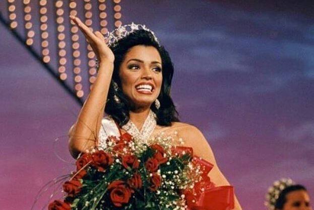 સુષ્મિતા સેને એક તસવીર શેર કરી છે જેમાં તે સ્મિથને તાજ પહેરાવતી જોવા મળી રહી છે. નોંધનીય છે કે, સ્મિથ 1994માં મિસ ગેલ્વિસ્ટન પણ રહી ચૂકી છે. સ્મિથે ઘણી ફિલ્મો અને શોઝમાં કામ કર્યું છે અને ઇન્ડસ્ટ્રીનું ખૂબ જાણીતું નામ રહી છે.