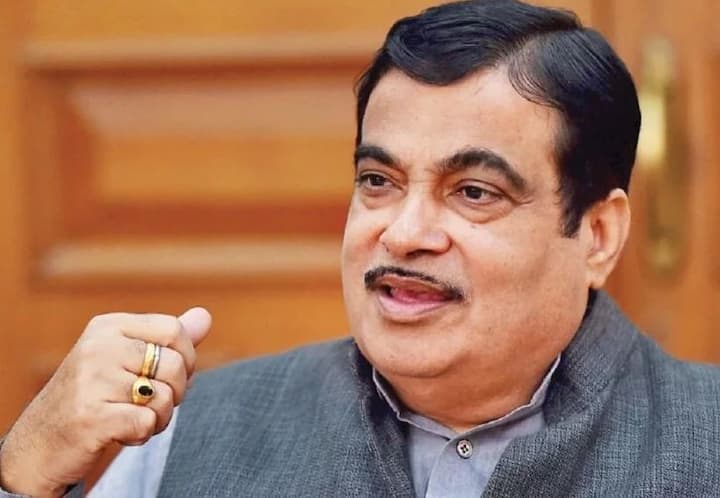  ગડકરીએ કહ્યું, આપણે લગભગ 8 લાખ કરોડનું ડીઝલ પેટ્રોલ આયાત કરીએ છીએ. પેટ્રોલની કિંમતો વધી રહી છે. ડોલરની સરખામણીએ રૂપિયો ગગડી રહ્યો છે. હું છેલ્લા 15 વર્ષોથી કહી રહ્યો છું કે, ખેડૂતો અને આદિવાસી બાયોફ્લૂઅલ બનાવી શકે છે, જેનાથી એરક્રાફ્ટ ઉડાવી શકાય છે. અમારી નવી ટેકનિકના દમ પર ખેડૂતો દ્વારા તૈયાર કરાયેલા ઈથેનોલથી ગાડીઓ પણ ચલાવી શકાય છે.