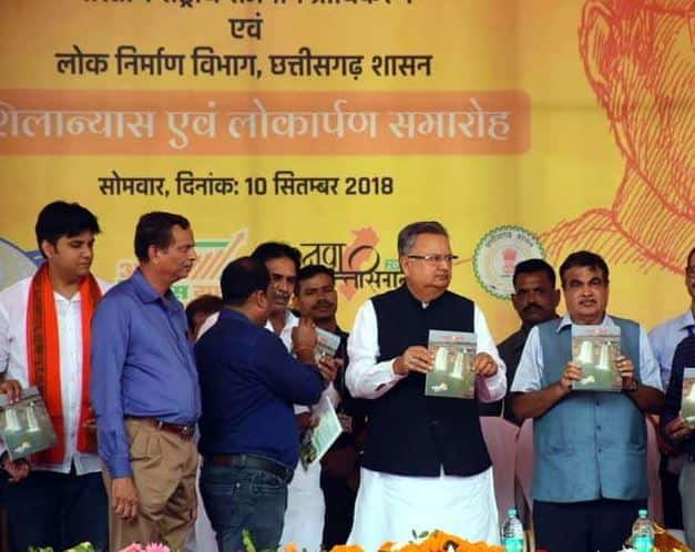 છત્તીસગઢના દુર્ગમાં એક કાર્યક્રમમાં ભાગ લેવા પહોંચેલા કેદ્રીંય મંત્રી નિતિન ગડકરીએ કહ્યું, પેટ્રોલિયમ મંત્રાલય ઈથેનોલ બનાવવા માટે દેશમાં પાંચ પ્લાન્ટ લગાવી રહ્યું છે. લાકડાની વસ્તુઓ અને કચરામાંથી ઈથેનોલ બનાવાશે. 