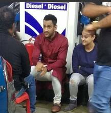 શું પત્ની સાથે ભારત બંધમાં ધરણાં પર બેઠો હતો ધોની? જાણો વાયરલ થયેલા આ ફોટાનું સત્ય