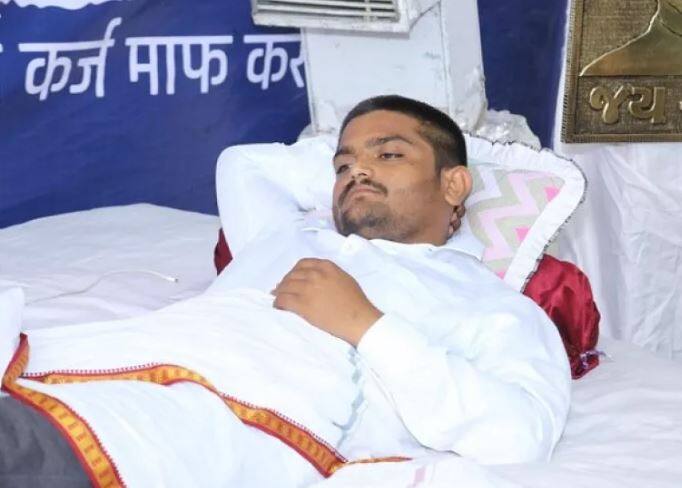 હાર્દિકે ગઈકાલે તેના ભાઈ રવિને છાવણીમાં આવતા રોકતા રોષે ભરાયો હતો અને પોલીસને તતડાવી નાંખી હતી. નોંધનીય છે કે, હાર્દિક પાટીદારોને અનામત, ખેડૂતોની દેવા માફી અને અલ્પેશ કથીરિયાની જેલમુક્તિ મામલે 18 દિવસથી ઉપવાસ પર ઉતર્યો છે.