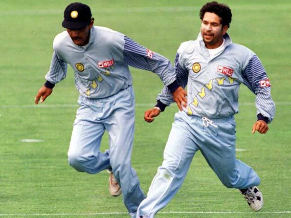 ભારત સમે 2006માં નાગપુર ટેસ્ટથી ડેબ્યૂ કરનારા કૂકે ત્યારે 106 રનની ઇનિંગ રમી હતી, હવે વિદાય મેચમાં પણ શતક ઠોકનારો તે ઇંગ્લેન્ડનો પહેલો ક્રિકેટર અને દુનિયાનો પાંચમો બેટ્સમેન બની ગયો છે. આ પહેલા ઓસ્ટ્રેલિયાના રિગી ડૂફ, બિલ પોન્સફોર્ડ, ગ્રેગ ચેપલ અને ભારતના મોહમ્મદ અઝરુદ્દીન આ કમાલ કરી ચૂક્યા છે. 