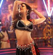 ફિલ્મ \'પટાખા\'ના આઈટમ સોંગ હેલ્લો...હેલ્લોમાં મલાઈકાનો જોવા મળ્યો હોટ અંદાજ, જુઓ તસવીરો