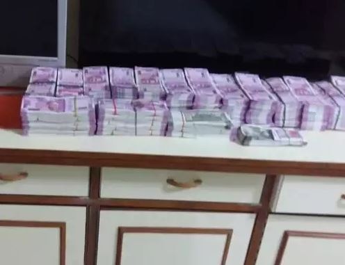 આ મામલે મળતી માહિતી પ્રમાણે શહેરના બે જાણીતા એન્ટ્રી ઓપરેટર સંજય અને જિજ્ઞેશ શાહના ઘરમાં આઈટીએ રેડ કરી હતી. જેમાંથી આ બંન્નેના ઘરમાં દરોડા પાડતા 10 કરોડ જેટલી મોટી રકમ મળી આવી છે. આ રકમ શેર બજારના કાળા નાણાંના વ્યવહારો સામે આવ્યાં છે. 