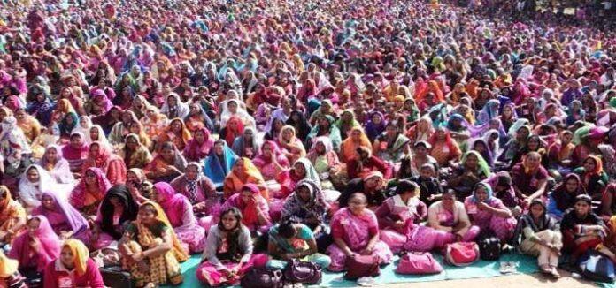 અમદાવાદઃ સરકારે આશા વર્કરોના પગારમાં વધારે કરતો એક ખાસ નિર્ણય લીધો છે. સરકારે આંગણવાડીની આશા વર્કરોના પગારમાં 1500 રૂપિયા સુધીનો વધારો કર્યો છે. 