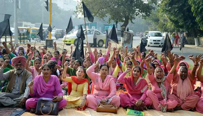 જે આશા વર્કરોનું વેતન 2200 રૂપિયા હતુ તે હવે વધીને 3500 રૂપિયા કરી દેવામાં આવ્યું છે. આ લાભ રાજ્યની આંગણવાડીની આશાવર્કરોને મળશે. આ અગાઉ પણ રાજ્ય સરકારે રાજ્યના બજેટમાં આશા વર્કરોને વેતન અને ભથ્થામાં વધારો કરવાની જોગવાઇ કરી હતી. 