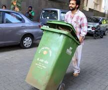 મુંબઈના રસ્તાઓ પર કચરા પેટી ઉઠાવતો જોવા મળ્યો બોલીવૂડનો આ એક્ટર, લોકો જોઈને થયા દંગ