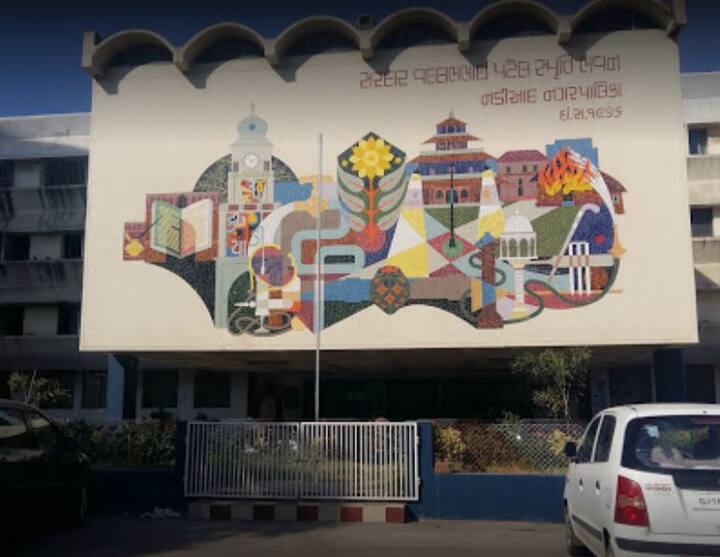 નડિયાદઃ દેશમાં દિન પ્રતિદિન ડિજિટલ બેન્કિંગ વધી રહ્યું છે. આ દિશામાં એચડીએફસી બેન્કે નડિયાદ નગરપાલિકા સાથે મળી શહેરનાં નાગરિકો માટે ઓનલાઈન પેમેન્ટ ગેટવેની શરૂઆત કરી છે. જેના કારણે હવે નડિયાદનાં નિવાસીઓ ગમે તે સ્થળેથી તેમના ડેબિટ કાર્ડ, ક્રેડિટ કાર્ડ કે નેટબેન્કીંગ સુવિધા મારફતે પ્રોપર્ટી ટેક્સની ચુકવણી કરી શકશે.