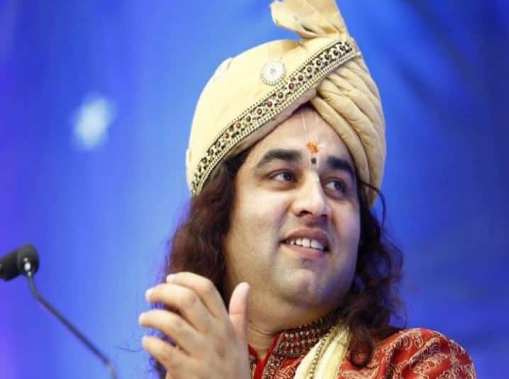 દેશ-વિદેશમાં દેવકીનંદન ઠાકુરના હજારો અનુયાયીઓ છે. ઉપરાંત તેમના દેશના ટોચના રાજકારણીઓ સાથે પણ સારા સંબંધ છે.