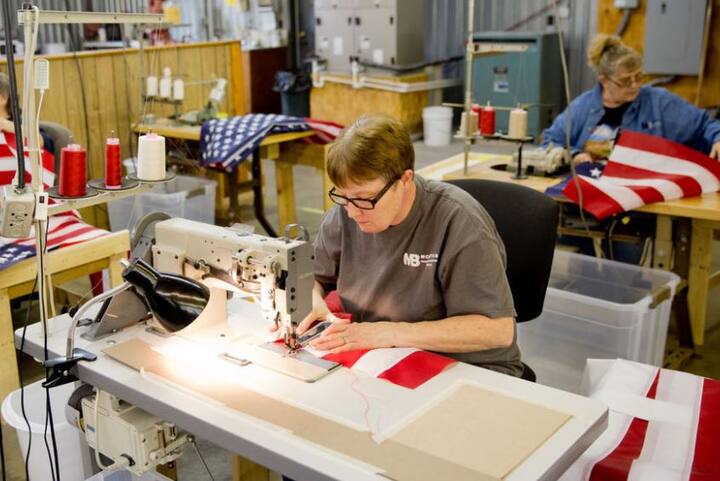 અમેરિકાના રિપોર્ટમાં જણાવાયું છે કે અહીં છેલ્લા 9 વર્ષમાં સૌથી વધારે નોકરીઓ ઉભી થઈ છે. અમેરિકામાં બેકારીદર 18 વર્ષમાં સૌથી ઓછો હોવાનો દાવો કરવામાં આવ્યો છે. આ આંકડાઓ જોતાં ફેડરલ રિઝર્વ વ્યાજદરમાં વધારો કરી શકે છે. તેના કારણે પણ બજારમાં કડાકો બોલી ગયો છે.