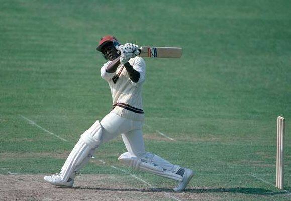 ત્રીજા નંબર પર વેસ્ટઇન્ડિઝના ડેસમંડ હેંસ આવે છે. તેણે ચોથી ઈનિંગમાં 115 બોલમાં સદી ફટકારી છે.