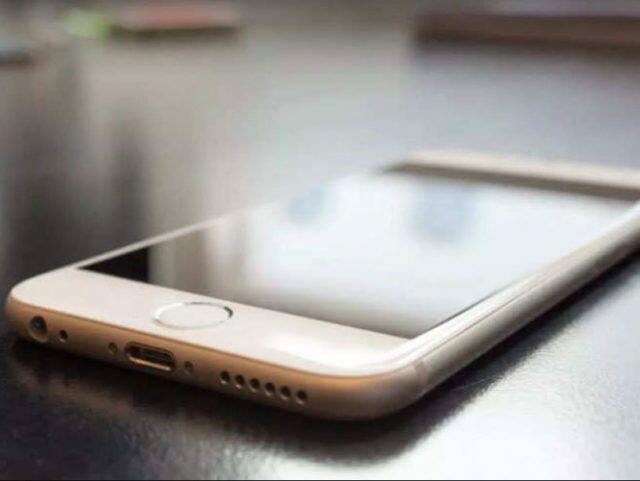 મીડિયા અહેવાલ અનુસાર એપલ લાઇટિંગ પોર્ટ પણ દૂર કરી શકે છે. આ પોર્ટની જગ્યાએ કંપની યૂએસબી ટાઈપ સી બેન્ડવેગન તરફ વધારે ભાર આપી શકે છે. જોકે આ મામલે કંપનીએ સત્તાવાર કોઈ જાણકારી આપી નથી. 