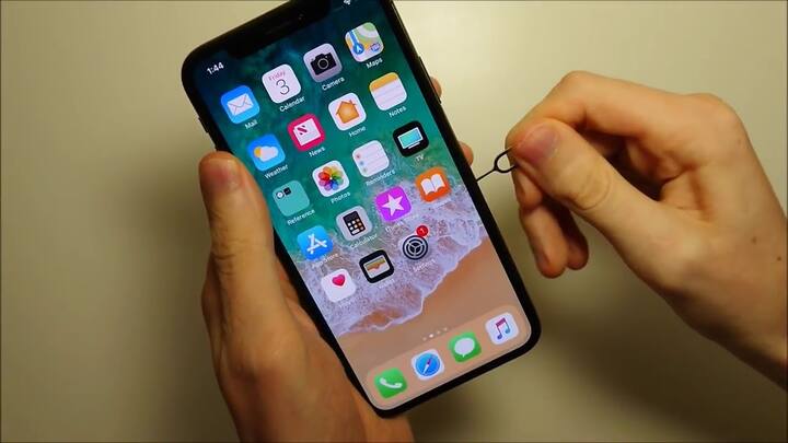  જણાવી દઈએ કે, iPhoneની મેગા ઈવેન્ટની શરૂઆત 12 સપ્ટેમ્બરની રાત 10:30 વાગે થશે. આમાં ત્રણ નવા iPhone લોન્ચ કરવામાં આવશે જે iPhone XC, iPhone XS અને iPhone XS Plus હોઈ શકે છે. તે ઉપરાંત કેટલાક ગેજેટ્સ પણ લોન્ચ કરવામાં આવી શકે છે.