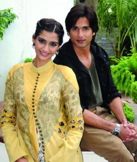 જેનું કારણ આપતાં તેણે જણાવ્યું કે, શાહિદ અને આયુષ્માન તેમના વાળ સરખા કરવામાં ઘણો સમય લે છે. પતિ આનંદ આહુજાની પ્રપોઝલ પર પણ સોનમે ખુલાસો કર્યો હતો. સોનમે કહ્યું કે, આનંદે તેને રિંગ વગર જ પ્રપોઝ કર્યું હતું.