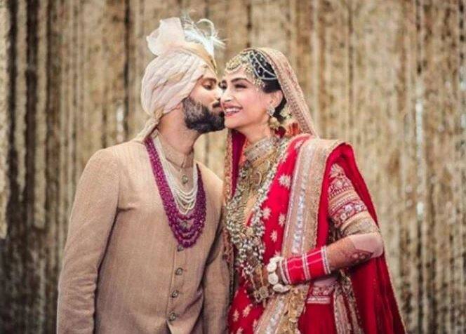 મુંબઈઃ આનંદ આહુજા સાથે લગ્ન કર્યા બાદ એક્ટ્રેસ સોનમ કપૂર તેની પર્સનલ લાઇફમાં ઘણી ખુશ છે. અનીતા શ્રોફ અદાજાનિયાના ટોક શો ફીડ અપ વિથ ધ સ્ટાર્સમાં સોનમ કપૂરે તેની પર્સનલ લાઇફ સાથે સંકળાયેલા સિક્રેટ શેર કર્યા હતા.