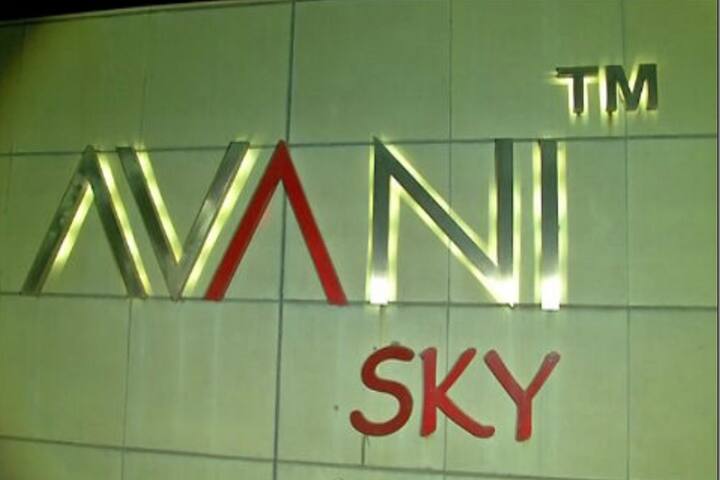 પોલીસે વધુમાં જણાવ્યું હતું કે, કૃણાલભાઇ ગળાફાંસો ખાઇને આત્મહત્યા કરી હોવાનું પ્રાથમિક જાણવા મળ્યું છે જ્યારે પત્ની કવિતા બહેન અને પુત્રી શ્રીન ઝેરી દવા પીધેલી હાલતમાં મળી આવ્યા હતા