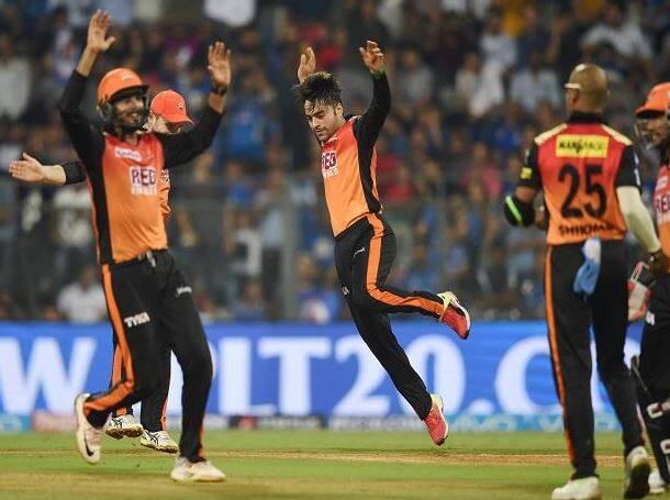 જો બધુ નિયમો મુજબ ચાલશે તો આઈપીએલનો અને લોકસભા ચૂંટણી એક સાથે આવશે. જેના કારણે બીસીસીઆઈ આઈપીએલને દેશની બહાર રમાડી શકે છે. જો ચૂંટણી તારીખો અને આઈપીએલ સાથે હશે તો સાઉથ આફ્રિકામાં રમાડાશે. જ્યારે તારીખોમાં ઓછો તફાવત હશે તો અડધી મેચો યુએઈ અને અડધી ભારતમાં રમાડાશે.