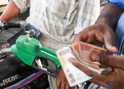 આ પહેલા આંધ્ર પ્રદેશના મુખ્યમંત્રી ચંદ્રબાબુ નાયડુએ પેટ્રોલ અને ડીઝલમાં બે રૂપિયાના ઘટાડાની જાહેરાત કરી હતી. જ્યારે રાજસ્થાનમાં મુખ્યમંત્રી વસુંધરા રાજેએ પેટ્રોલ અને ડીઝલમાં 4 ટકા વેટ ઘટાડ્યો હતો.