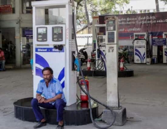 પેટ્રોલ અને ડીઝલની કિંમતોમાં મંગળવારે પણ ઉછાળો યથાવત્ રહ્યો હતો. મહારાષ્ટ્રના પરભણીમાં પેટ્રોલની કિંમત 90.05 લીટર પહોંચી ગઈ છે. જે દેશમાં સૌથી વધારે છે. ડીઝલની કિંમતમાં પણ 15 પૈસાના વધારો થયો છે. મુંબઈમાં 77.47 રૂપિયા પ્રતિ લીટરે ડીઝલ વધી રહ્યું છે.