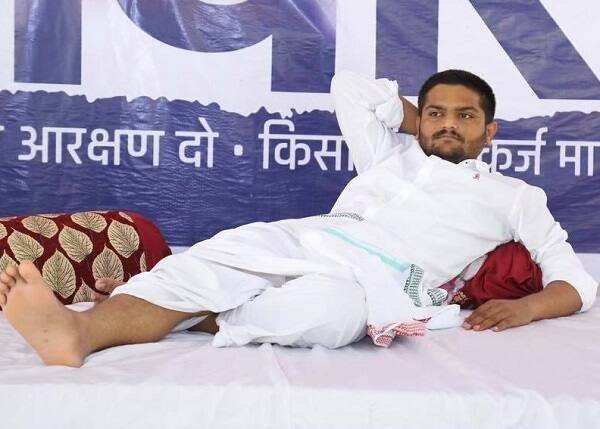 અમદાવાદ: પાસ કન્વીનર હાર્દિક પટેલ છેલ્લા 19 દિવસથી આમરણાંત ઉપવાસ કરી રહ્યો હતો. ત્યારે તેના પારણાં ખોડલધામના નરેશ પટેલ અને ઉમિયાધામના પ્રહલાદ પટેલ અને સી કે પટેલના હસ્તે સાદુ પાણી, લીંબુ પાણી અને નારિયેળ પાણી પીવડાવીને પારણાં કરાવ્યા હતાં.