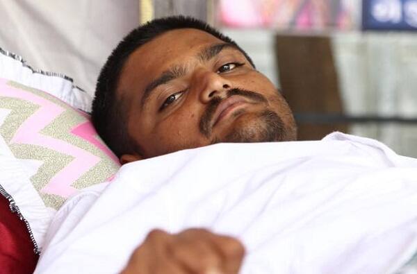 પારણાં કર્યા બાદ હાર્દિક પટેલે કહ્યું હતું કે, સરકાર નહીં પરંતુ વડીલોના આદર સામે ઝૂક્યો છું. પહેલા ભગતસિંહ બનવા નિકળ્યાં તો દેશદ્રોહી થઈ ગયા, ગાંધીજી બનીને નીકળ્યા તો નજરકેદ થઈ ગયા. 