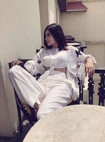 મૌની રોયે સફેદ ડ્રેસમાં કરાવ્યું હોટ ફોટોશૂટ, જુઓ તસવીરો