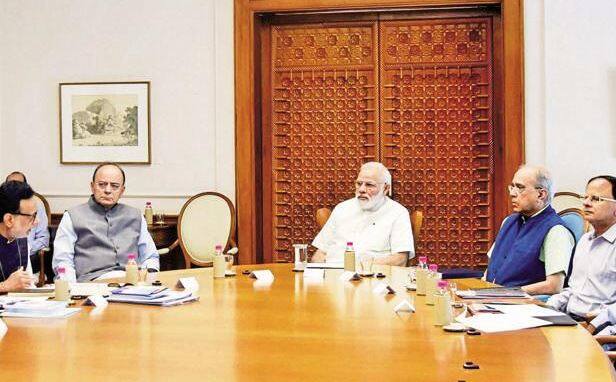 પેટ્રોલ-ડીઝલના વધતા ભાવ અને ડોલર સામે રૂપિયાના દિન પ્રતિદિન થઈ રહેલા ધોવાણને લઈ સરકાર હરકતમાં આવી છે. વડાપ્રધાન નરેન્દ્ર મોદીએ શનિવારે અર્થવ્યવસ્થા પર બેઠક બોલાવી છે. આ બેઠકમાં નાણામંત્રી અરૂણ જેટલી સામેલ થશે અને કેટલાક કેબિનેટ મંત્રીઓ સામેલ થવાની આશા છે.