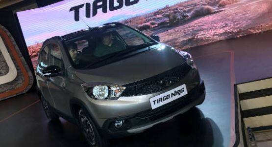 TATA Tiago NRGના ઈન્ટીરિયરની વાત કરવામાં આવે તો તેમાં સ્ટાન્ડર્ડ હેચબેકની તુલનામાં વધારે બદલાવ નથી કરવામાં આવ્યો. માત્ર ગિયર બોક્સ લિવર, એરકોન વેન્ટ્સ અને સેન્ટ્રલ કંસોલમાં ઓરેન્જ અને સિલ્વર કલરનો ઉપયોગ કરવામાં આવ્યો છે. 