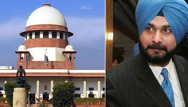 નવી દિલ્હીઃ પંજાબ સરકારમાં મંત્રી નવજોત સિંહ સિદ્ધુને 30 વર્ષ જૂના રોડ રેજ મામલામાં મોટો ફટકો લાગ્યો છે. સુપ્રીમ કોર્ટ સિદ્ધુને સંભળાવવામાં આવેલી સજા પર ફરીથી વિચાર કરવા સહમત થઈ ગઈ છે. સુપ્રીમ કોર્ટે સિદ્ધુને નોટિસ પાઠવી જવાબ માંગ્યો છે.