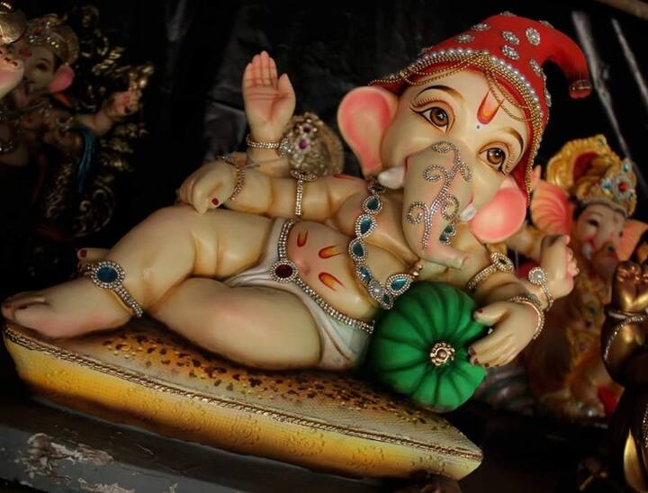 દેશના સૌથી ધનવાન વ્યક્તિ મુકેશ અંબાણીના ઘરે પણ દોઢ દિવસના ગણેશની સ્થાપના થઈ છે. તેને એન્ટિલિયાના રાજા પણ કહે છે. 