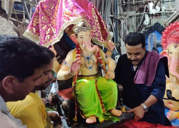 નવી દિલ્હીઃ દેશભરમાં આજે ગણેશ ચતુર્થી મનાવવામાં આવી રહી છે. તેની સાથે જ ગણેશ મહોત્સવની શરૂઆત થઈ ગઈ છે. દર વર્ષની જેમ બોલીવુડ સેલેબ્સથી માંડી આમ આદમી ગણપતિ બાપાનું સ્થાપન કરી રહ્યા છે. ઘરમાં 10 દિવસ સુધી મહેમાન રહ્યા બાદ મૂર્તિનું વિસર્જન કરી દેવામાં આવે છે. વડાપ્રધાન નરેન્દ્ર મોદી અને ગુજરાતના મુખ્યમંત્રી વિજય રૂપાણીએ પણ દેશવાસીઓને ગણેશ ચતુર્થીની શુભકામના પાઠવી છે.