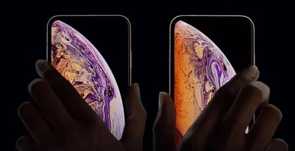 iPhone XS Maxની ભારતમાં શરૂઆતી કિંમત 109,900 રૂપિયા છે. iPhone XS પણ 64જીબી, 256જીબી અને 512જીબી સ્ટૉરેજ વેરિએન્ટમાં લૉન્ચ કરવામાં આવ્યો છે. આ આઇફોન પણ સ્પેસ ગ્રે, સિલ્વર અને ગૉલ્ડ ફિનિશ કલર્સમાં મળશે. 
