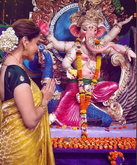 બોલીવુડ સેલેબ્સના ઘરે આ રીતે થઈ બાપાની પધરામણી, જુઓ તસવીરો બોલીવુડ સેલેબ્સના ઘરે આ રીતે થઈ બાપાની પધરામણી, જુઓ તસવીરો