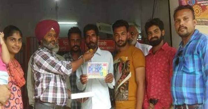  ગરીબીના કારણે તે પોતાના પિતા હવા સિંહનો બરાબર ઇલાજ પણ ન હતો કરાવી શક્યો અને જેના કારણે તેમનું મૃત્યુ પણ થઇ ગયું હતું. મનોજે જે થોડાઘણા બચત કરેલા પૈસા હતા તે પણ પિતાની સારવારમાં ખર્ચાઇ ગયા.