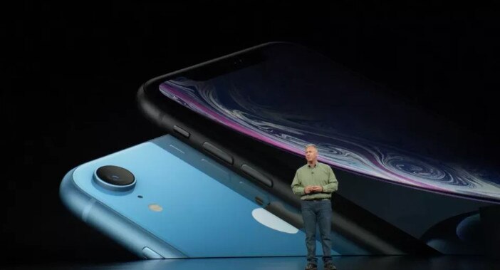 નવી દિલ્હીઃ ટેક દિગ્ગજે ગઇરાત્રે પોતાના લેટેસ્ટ અને દમદાર ત્રણ આઇફોનના નવા મૉડલને રિલીઝ કરી દીધા. Apple iPhone XS, iPhone XS Max અને iPhone XRને એન્યૂઅલ ઇવેન્ટ કરીને લૉન્ચ કર્યાં આ સાથે જ કંપનીએ એક ખાસ ડિસીઝન અંતર્ગત પોતાના પૉપ્યૂલર ફોનને બંધ પણ કરી દીધો, આ ફોન છે iPhone X. આ કંપનીનો પૉપ્યૂલર અને દમદાર ફોન છે. 