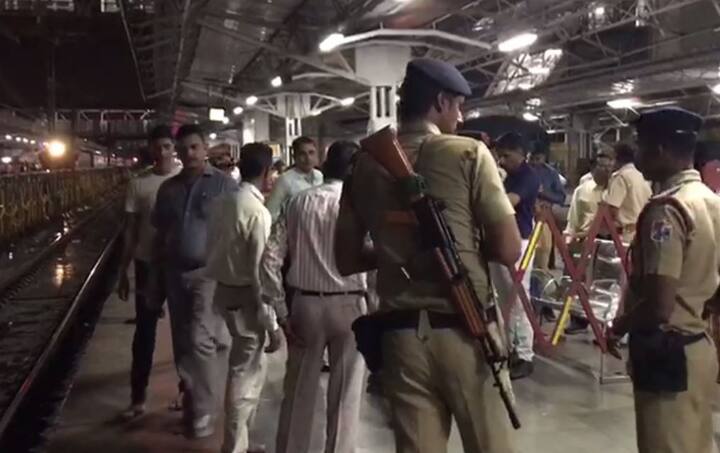 સુરત: સુરતના રેલ્વે સ્ટેશન પર ફાયરિંગની ઘટના સામે આવી છે. સુરતના રેલવે સ્ટેશન પર એક વ્યક્તિ પર ચાર રાઉન્ડ ફાયરિંગ કરવામાં આવ્યું છે. આ ઘટનામાં એક યુવકને હાથમાં ગોળી વાગતા સ્વિમેર હોસ્પિટલમાં દાખલ કરવામાં આવ્યો છે. ઘટનાની જાણ થતા જ મોટી સંખ્યામાં પોલીસનો કાફલો ઘટનાસ્થળે પહોંચી ગયો હતો અને તપાસ હાથ ધરી હતી.